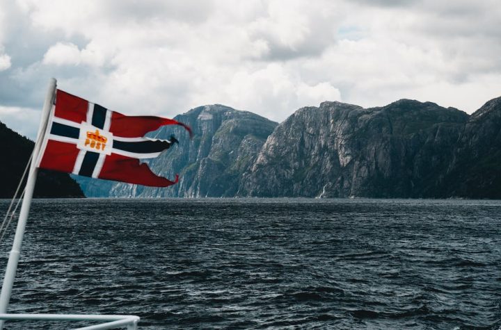 red-and-blue-flag-on-boat-1